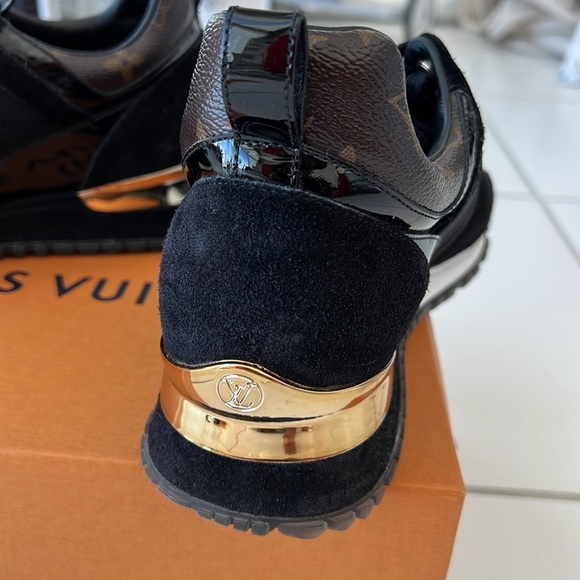Louis Vuitton RUN AWAY SNEAKER size 39 and 8 USA - Picture 11 of 11